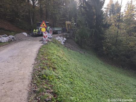 Sanacija usada in poškodovanega cestišča na javni poti Zajasovnik (1)